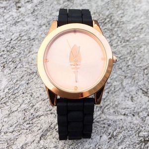 Marque de mode Montres Femme Girl Hommes Clover 3 Feuilles Style De Feuille Sangle Strap Silicone Analog Quartz Montre Bracelet A14