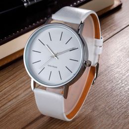 Fashion Marque Femmes Hommes Unisexe Strap en cuir Quartz Quartz montre C24742184