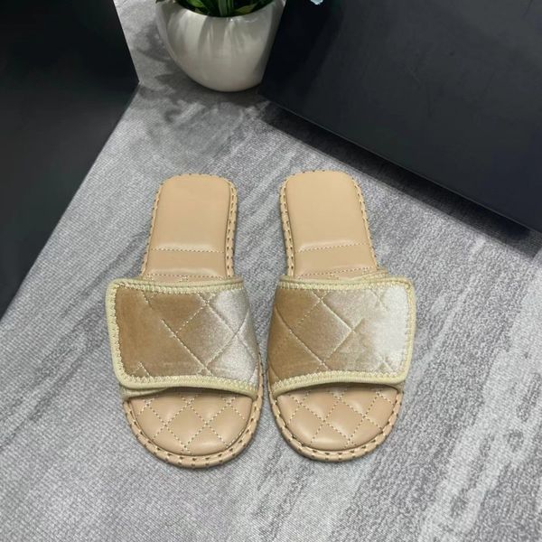 Fashion Brand Slippers pour femmes Designer Flat Diamond Buckle Design Simple Square Head Open-Toe tongs tongs Flops antidérapants