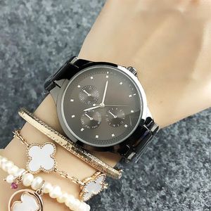 Montre-bracelet de marque de mode pour les femmes fille style drapeau TH montres à quartz en acier bande métallique TOM 09261g