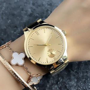 Montre-bracelet de marque de mode pour les montres à quartz de bande de métal en acier de style de drapeau de fille des femmes TOM 7155