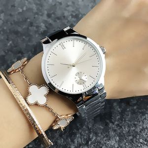 Marca de moda Reloj de pulsera Mujer Chica Bandera Estilo Banda de metal de acero Relojes de cuarzo TOM 7155