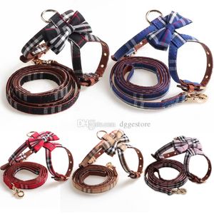 Fashion British Style Plaid Pattern Dog Harness and Lashes Set for Small Medium Dogs Tirez des harnais de chiens de créateurs réglables avec des colliers de compagnie classiques de gilet en arc B43