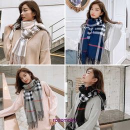 Bufandas de mujer Fashion Bur Home para invierno y otoño Bufanda de cachemira de imitación para mujer en conjunto de lana cálida gruesa Versión coreana chal a cuadros con borla versátil