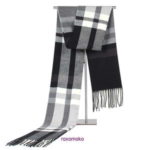 Moda Bur Home bufandas de mujer para invierno y otoño 2023 Otoño Invierno Nuevo Checker Color Block Warm Bufanda de hombre Edad media Imitación Cachemira Borla Cuello