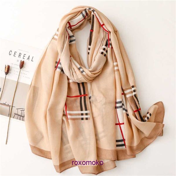 Bufandas de mujer Fashion Bur Home para invierno y otoño Ropa de algodón de moda coreana japonesa con bordes enrollados desordenados Decoración de bufanda de borde a cuadros caqui emparejada w