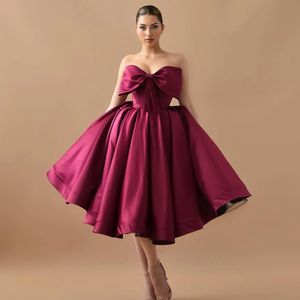 Mode Bourgondië Korte prom jurk 2024 BOOG KNOT NEK RUFFEN TEELENGTE SATINE AVOND FORMELE PARTY JUDENS Celebrity Style Vestido de Gala Robe de Soiree