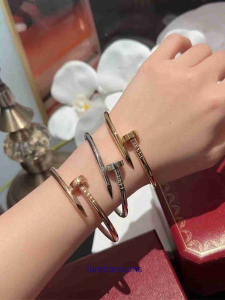 Pulseras de neumáticos de automóviles de moda en venta Pulsera de uñas estrechas y gruesas de oro rosa de 18 k V Mosonite Pareja Diamante personalizado Tiene caja original