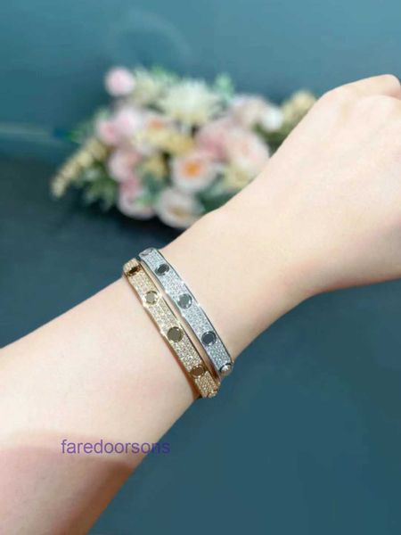 Pulseras de moda para neumáticos de automóviles a la venta Pulsera con estrella del cielo completa en oro rosa de 18 quilates Edición estrecha para mujer Conjunto blanco con joyas anchas de diamantes Tiene caja original