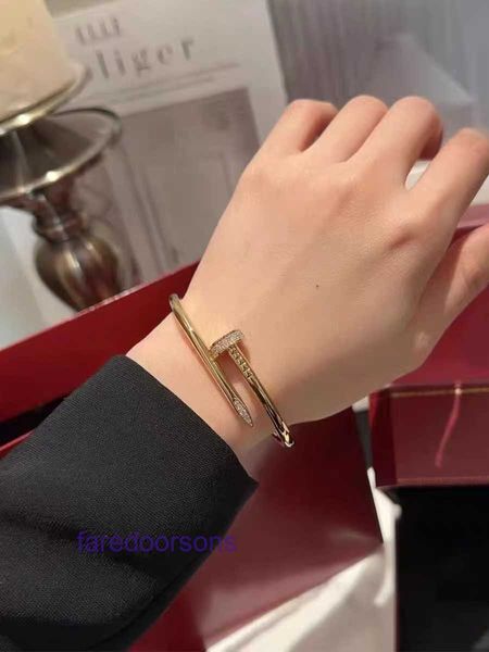 Bracelets de pneus de voiture de mode à vendre Bracelet à ongles étroit et grossier en or rose Couple personnalisé diamant V Mosonite ont une boîte d'origine