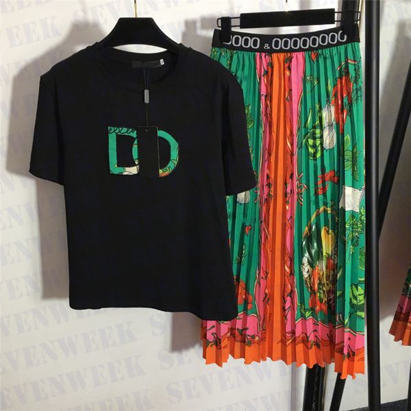 Moda Casual Vestido de dos piezas para mujer Diseñador de camisetas Camisetas Faldas plisadas de cintura alta Conjuntos Camiseta de vacaciones de verano