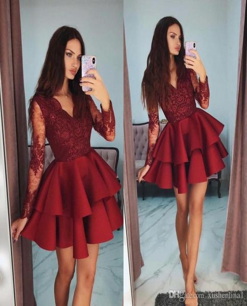 Robe de cocktail de célébrité de mode belle rouge col en V à manches longues robes de soirée élégante à plusieurs niveaux en dentelle perlée applique courte bal D5678662