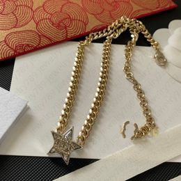Collier pendentif star de créateur de canaux de mode Femmes Femmes Colliers de cuivre chauffeur en or mat