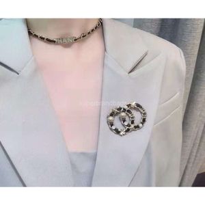 Modekanaal sieraden Nieuwe kleine geurige stijl C-label camellia leer draagt borstnaaldlicht luxe en luxe eenvoudige en veelzijdige stijl borstbloem