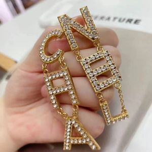 Modekanaal letters bengelen oorbellen voor vrouwen dame feest bruiloftsliefhebbers cadeau ontwerper sieraden met flanel cadeau