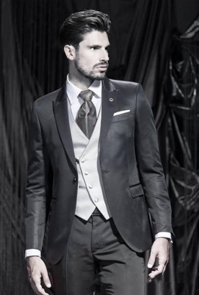 Moda Gris carbón Novio Esmoquin Excelentes hombres Boda Esmoquin Hombres de alta calidad Traje formal de fiesta de graduación de negocios (chaqueta + pantalones + corbata + chaleco) 883