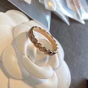 Fashion Charm Love Ring With Diamond Couple Plaid Series Bijoux Free Exquis Box Box Packaging 205W