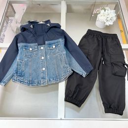 Mode enfants denim vêtements ensembles garçons triangle veste de cowboy à capuche vêtements d'extérieur enfants pantalons cargo noirs 2024 printemps enfants tenues de créateurs S1179