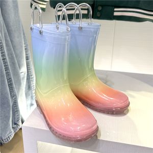 Botas de lluvia para niños de moda, botas cortas de PVC con lentejuelas de arcoíris para niños y niñas, botas hasta la rodilla a prueba de agua, zapatos Martin de gelatina de estilo británico S1023