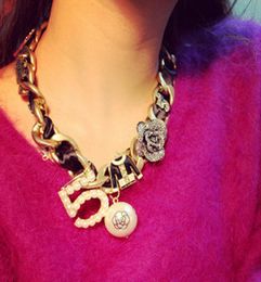 Collier de déclaration de cou fashion pour femmes Cnaniya Brand Jewelry Rose 5 Resin Pearl Big Y Colliers V1911289095089