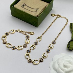 Collier à breloques en forme de lettre de chrysanthème pour femmes, marque de matériau en laiton, bracelet de créateur, ensemble de bijoux en or 14 carats, accessoire cadeau d'anniversaire pour femmes