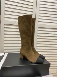 Boots en cuir haut en cuir haut de cuisse à talons hauts