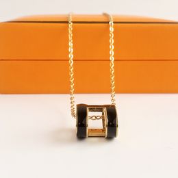 Mode classique Design pendentif collier designer pour hommes femmes lettre orange pendentif bijoux longue chaîne collier de haute qualité