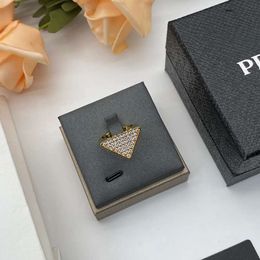 Diseñador clásico de moda para hombres y mujeres Caja de anillo de boda de calidad de alta gama Regalo Banquete Viajes de Navidad