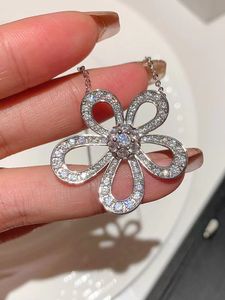 Moda clásica en forma de flor collares colgantes de diamantes para mujeres Elegante collar de medallón Cadenas de gargantilla de alta calidad Joyas de diseñador 18K chapado en oro regalo para niñas