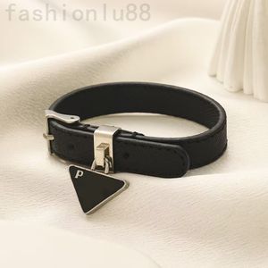 Mode klassieke lederen armband designer driehoek brede armband zwart wit effen kleur paar hiphop designer armbanden luxe sieraden ontwerper voor vrouwen zf075