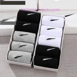 Fashion Classic Men's's's Boîte-cadeau Boîtes de blocage Brand Black Blanc Grey Grey Moyenne Tube Coton Coton Sweat Absorbant Men de luxe Luxury Wear Sportsocks CUCI CUCI