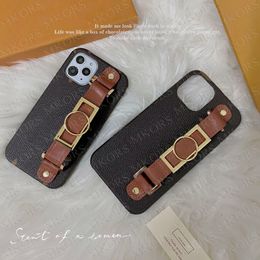 Fashion Classic Metallic Letter Designer Phone Case voor iPhone 14 13 12 11 Pro Max X Xs Xr 8 7 Plus Hard TPU Back Shell Cover Wrist Band Strap Shell