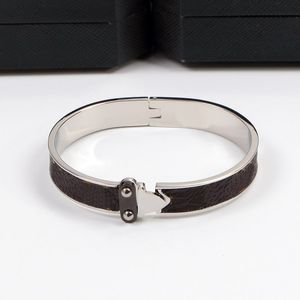 Bracelet en acier classique de mode Bracelet en cuir de marque marron plat pour femmes et hommes Bracelets à breloques en métal avec tête de verrouillage boucles d'oreilles bracelets