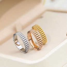 Mode Klassieke Gestreepte Metalen Neutrale Ring Eenvoud Vrouwen High-end Textuur Modieuze Accessoires Paar Geschenken Luxe Sieraden