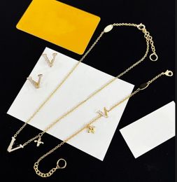 Clásicos de moda Joyería de diseñador Mujeres Estilo retro Grabado V Iniciales Trébol de cuatro hojas con collar de perlas Pulsera Pendientes Conjuntos Regalo comprometido con caja HLVS23 --002