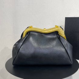 Bolso de mano de moda Bolsos de hombro con clip para mujer Bolsos cruzados Textura de hardware de metal Cierre a presión Correa de cuero extraíble Bolsillo para teléfono celular Monedero