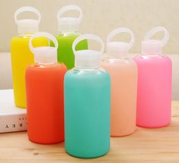Moda colorida botella de agua de vidrio de 500 ml hermoso regalo botellas de agua para mujeres con funda protectora de silicona nueva llegada 2900766