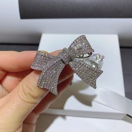 Broches à micro incrustation de strass avec fond en cuivre à la mode pour dames, badges préférés, épingles à vêtements, accessoires dans les pays européens et américains