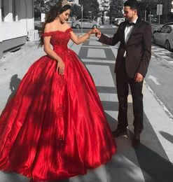 Moda Corsé Quinceanera Vestidos fuera del hombro Red Satin Formal Gowns Sweetheart Apliques Apliques Ball Gown Prom Dres2862532