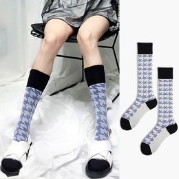 Calcetines largos de algodón a la moda para mujer, aguja de invierno, 7 colores, calles para personas mayores, calcetines cómodos hasta la rodilla HT1745