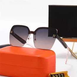 Mode Couple Luxurys Designers Lunettes de soleil pour femmes Hommes Designer Lunettes de soleil en plein air Drive Holiday Summer Femme polarisée Sunglass Box AAA