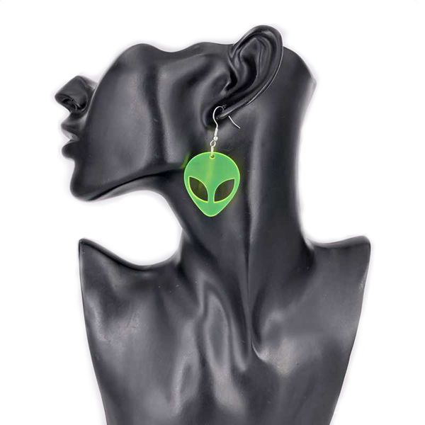 Mode Creative Green Alien Charm Simulation de bouteilles d'eau minérale Boucles d'oreilles mignonnes bijoux pour femmes à la main