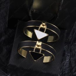 Bracelets de manchette de mode Triangle marque bracelet de créateur fête des femmes bijoux de haute qualité avec boîte