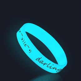 Mode-aangepaste Glow in the Dark-polsbandjes Lichtgevende armbanden Afdrukken Logo Tekst Polsbandje Armbanden Siliconen ands Gift260D