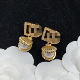 Fashion D Letter Brass Stud Oorbellen 18K Vergulde Shell verpakte parels WomenGirls Valentijnsdag Moederdag Bruiloft Verjaardag Designer Sieraden Geschenken DER3 ---004