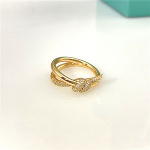 Fashion Deisgner Anneaux Lady Femmes Ring Ring Steel Gravure de lettres Diamond Knot 6 Color Wholesale Taille 5-10