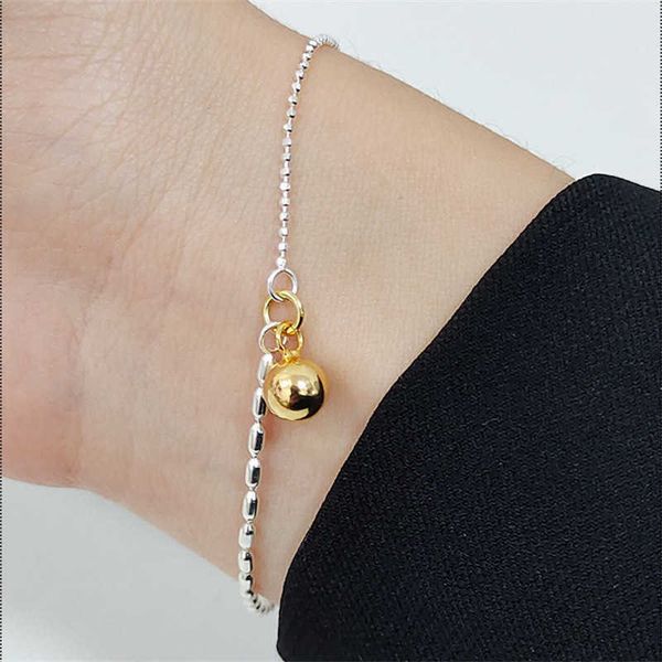 Bracelets de charme de conception de mode Silver Sen S925 Bracelet de contraste de chaîne de perles d'olive en argent avec un style minimaliste et élégant Design unique Cloche suspendue asymétrique Br