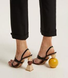 Conception de mode géométrique incompatibles bois talon femmes sandales Strang style asymétrie talon femmes chaussures nouvelle piste femme talons hauts