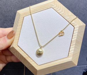 Diseño de moda Collares Populares para damas jóvenes Use collares Marca internacional de lujo Diseño clásico Accesorios de joyería Regalo exquisito Mujeres estudiantes