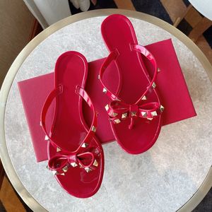 Zapatillas de diseñador de moda Sandalias con lazo con remaches Zapatos de cristal de verano Chanclas artesanales al aire libre para mujer